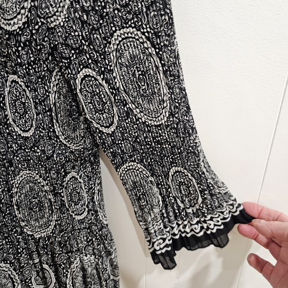 Ricky’s Black & White Medallion Boho Blouse V-Neck Bell Sleeve Size 10 - Picture 4 of 11